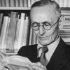 Undatierte Aufnahme des deutschen Schriftstellers Hermann Hesse bei der Lektüre in seinem Arbeitzimmer in Montagnola. Hesse wurde am 2. Juli 1877 in Calw/Württemberg geboren und verstarb am 9. August 1962 in Montagnola/Schweiz. 1946 wurde er mit dem Nobelpreis für Literatur ausgezeichnet.